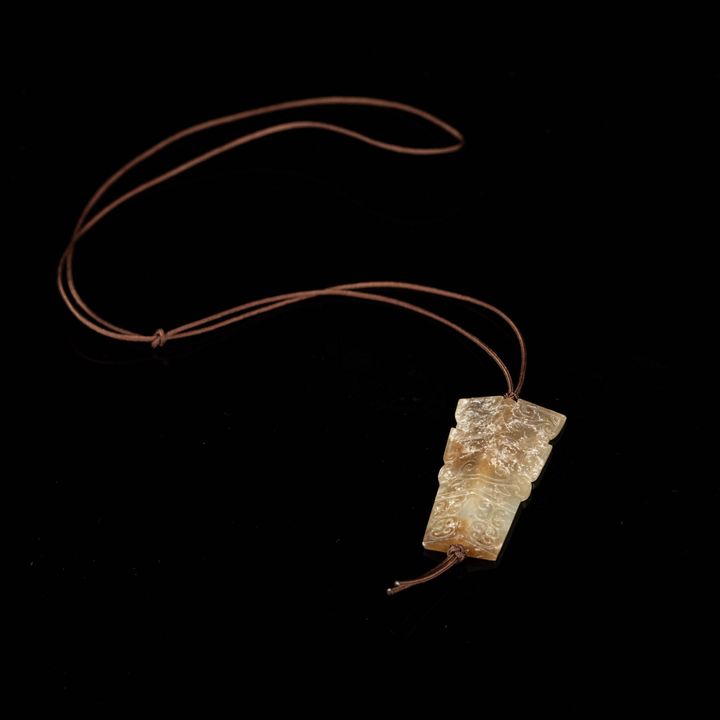 漢代   玉雕饕餮紋佩 A Chinese carved jade taotie plaque, Han dynasty