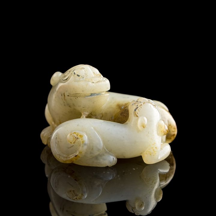 十九世紀 玉雙歡掛墜 A Chinese carved 'double huan' jade pendant, 19th century