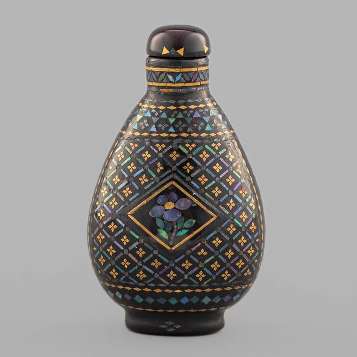 十九世紀 黑漆鑲螺鈿鼻煙壺 A Chinese mother of pearl inlaid black lacquer snuff bottle, 19th century