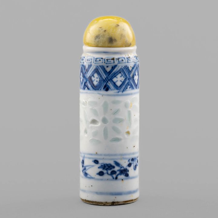 十九世紀 青花玲瓏瓷鼻煙壺 A Chinese blue and white snuff bottle, 19th century