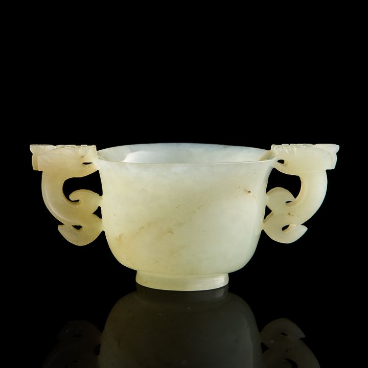 明代 白玉雙螭龍耳盃 A Chinese carved white jade double-handled cup, Ming dynasty