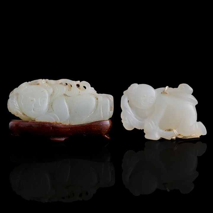 十八/十九世紀 白玉童子兩個(一個附木座) Two Chinese carved white jade boys, 18th/19th century