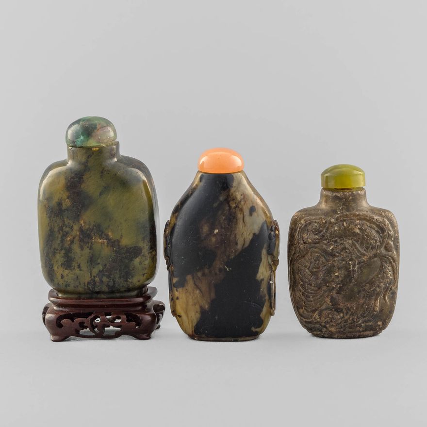 十九世紀   石雕鼻煙壺三只 Three Chinese carved jade stone snuff bottles, 19th century