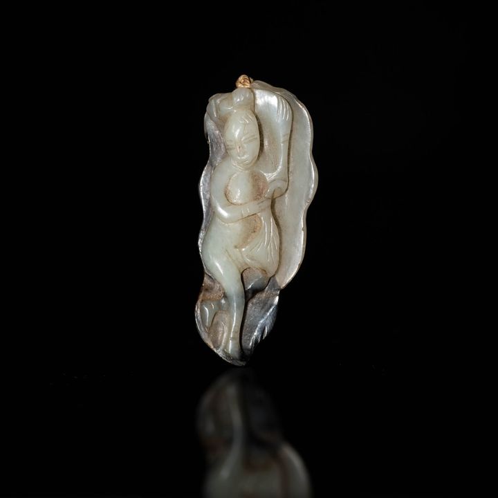 十九世紀 玉雕臥女掛墜 A Chinese carved jade of a lady, 19th century