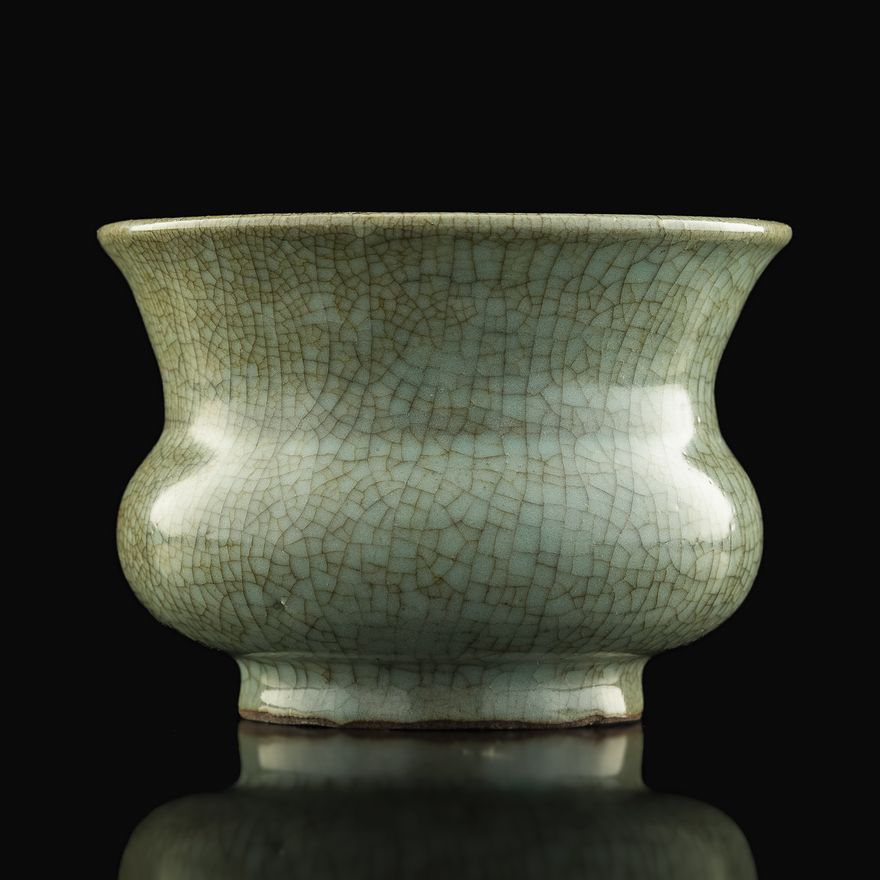 明代或更早   官釉渣鬥 A Chinese guan-type spittoon, Ming dynasty or earlier
