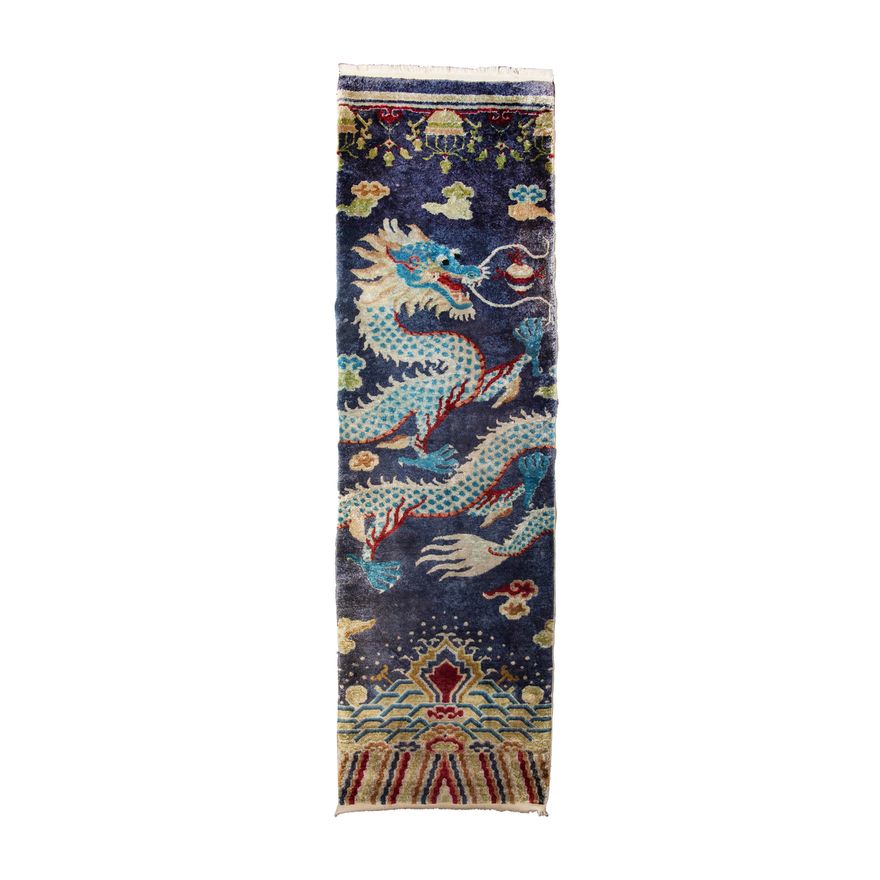 十九世紀 龍紋掛毯 A Chinese rug with dragon, 19th century