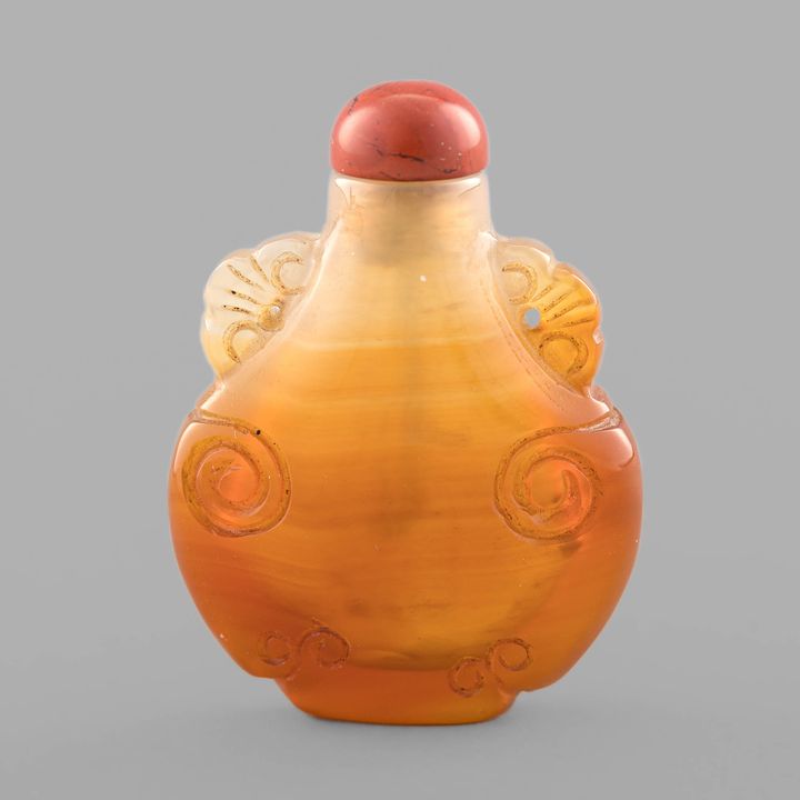 十八/十九世紀 瑪瑙錦囊形鼻煙壺 A Chinese carved agate snuff bottle, 18th-19th century