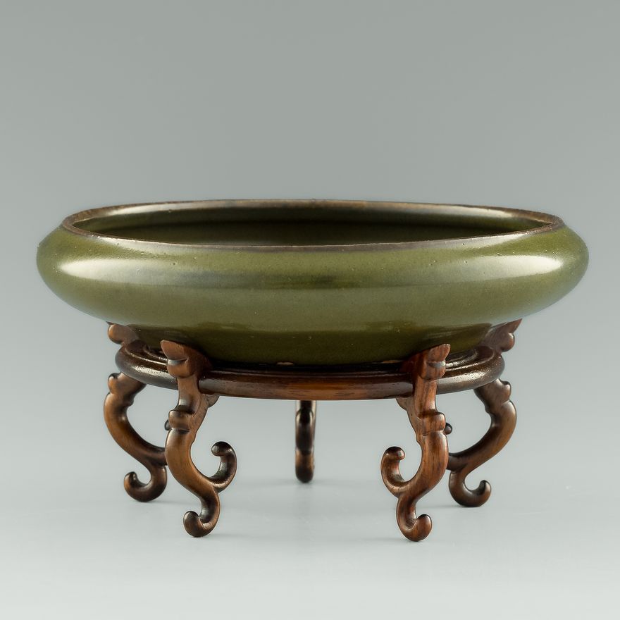 十八世紀   茶葉末釉筆洗（附木座） A Chinese tea dust-glazed brush washer, 18th century