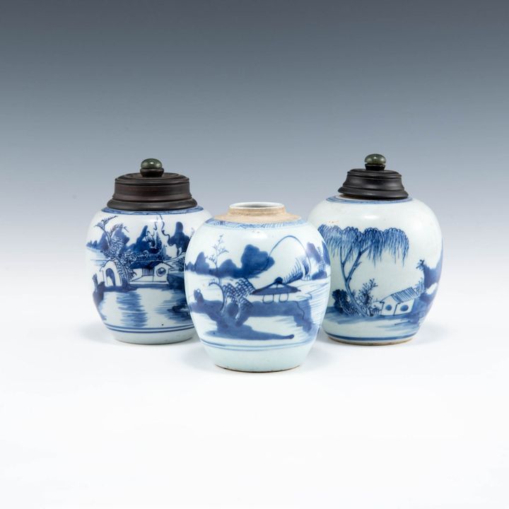 十八世紀 青花山水罐三只（兩只附錫蓋） Three Chinese blue and white jars, 18th century