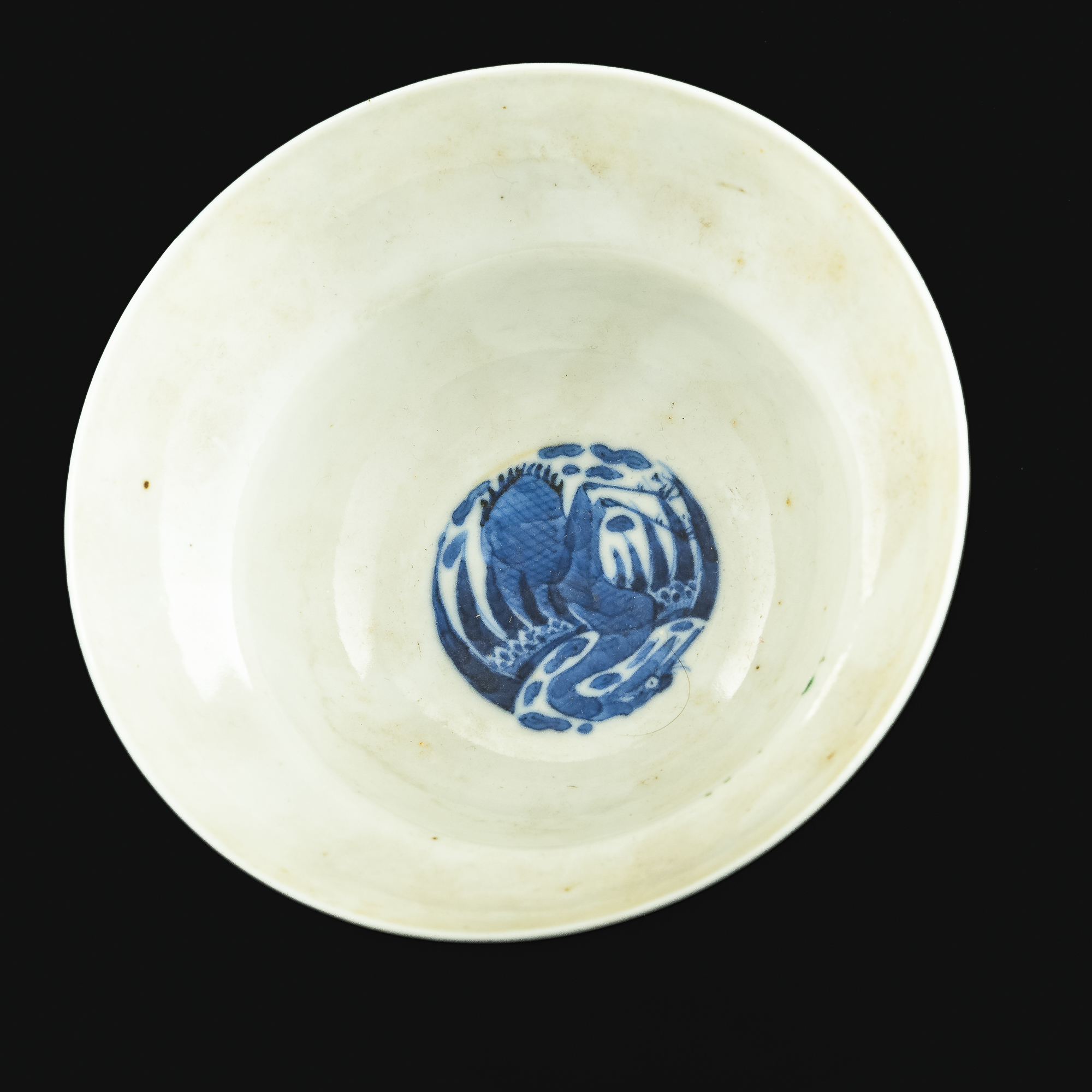 清光緒青花加彩博古圖折腰碗A Chinese blue and white bowl with color