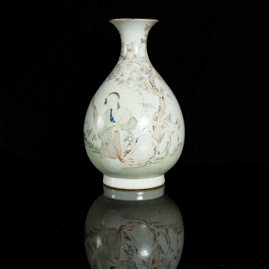 清光緒   淺絳彩仕女圖玉壺春瓶 A Chinese famille rose Yuhuchun vase with lady, Guangxu period, Qing dynasty
