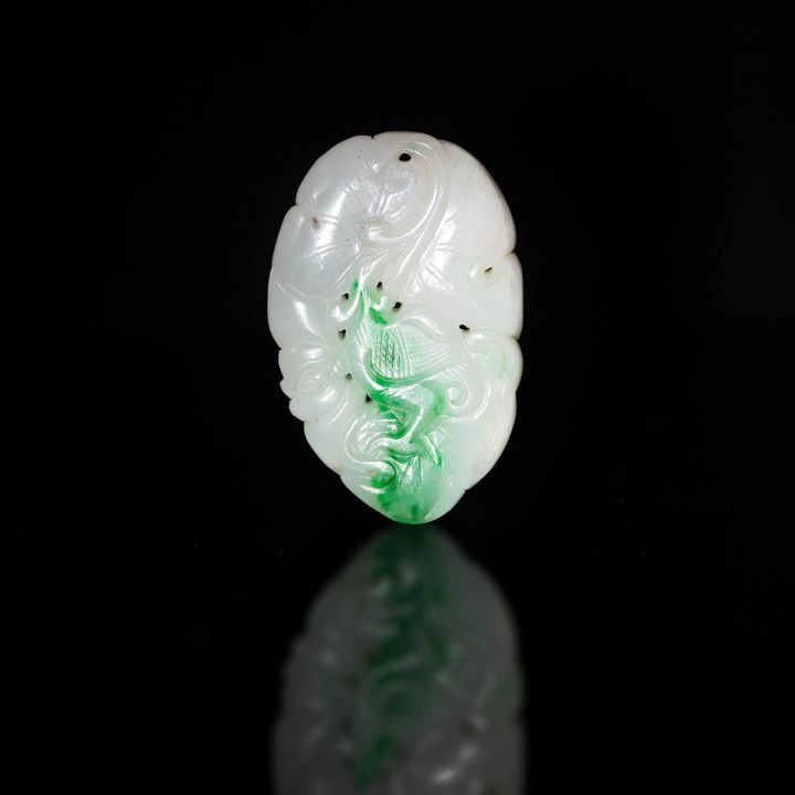 十九世紀 翡翠雕一路連升掛墜 A Chinese carved jadeite lotus-form toggle, 19th century