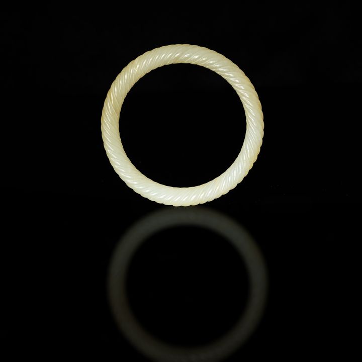 十八世紀 玉雕絞絲手鐲 A Chinese carved jade bangle, 18th century