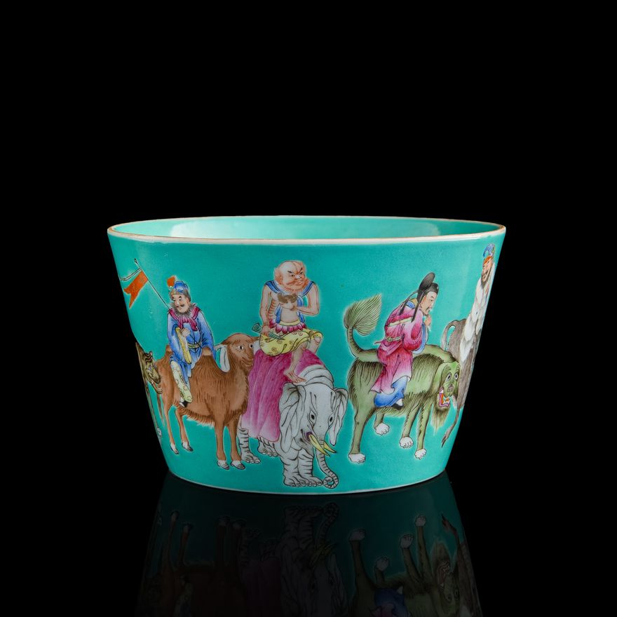 民國 綠地粉彩封神故事馬蹄盃 A Chinese turquoise-ground famille rose horseshoe cup, Republic period