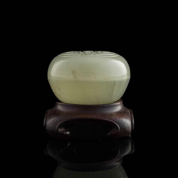 十八世紀 白玉雕團壽香盒（附硬木座） A Chinese white jade incense box and cover with carved longevity character, 18th century