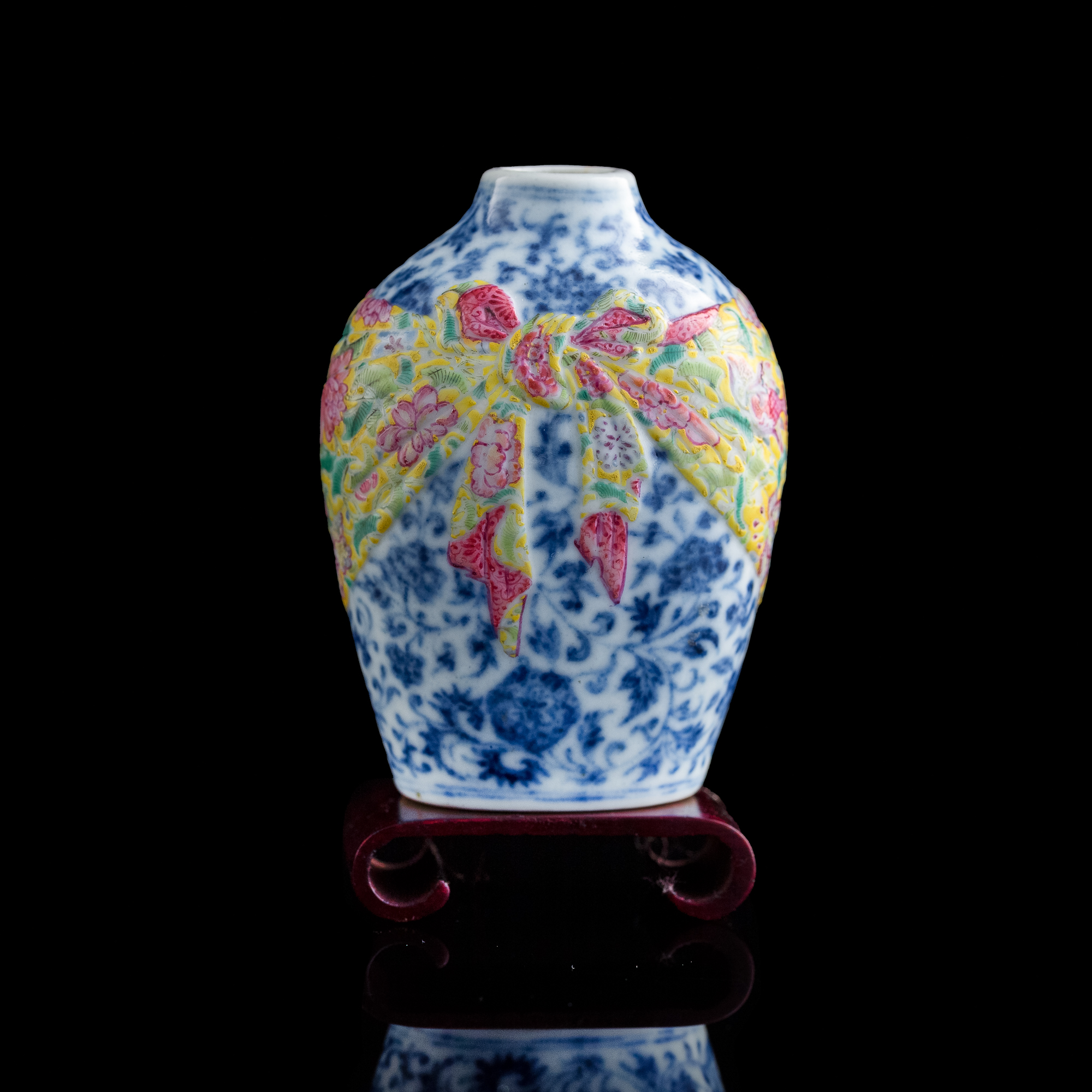 清雍正青花加彩纏枝花卉包袱小罐A small Chinese blue and white