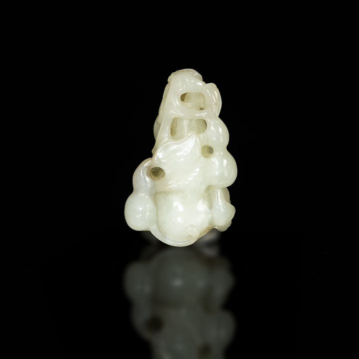 十八/十九世紀 白玉葫蘆掛墜 A Chinese carved white jade double-gourd toggle, 18th/19th century