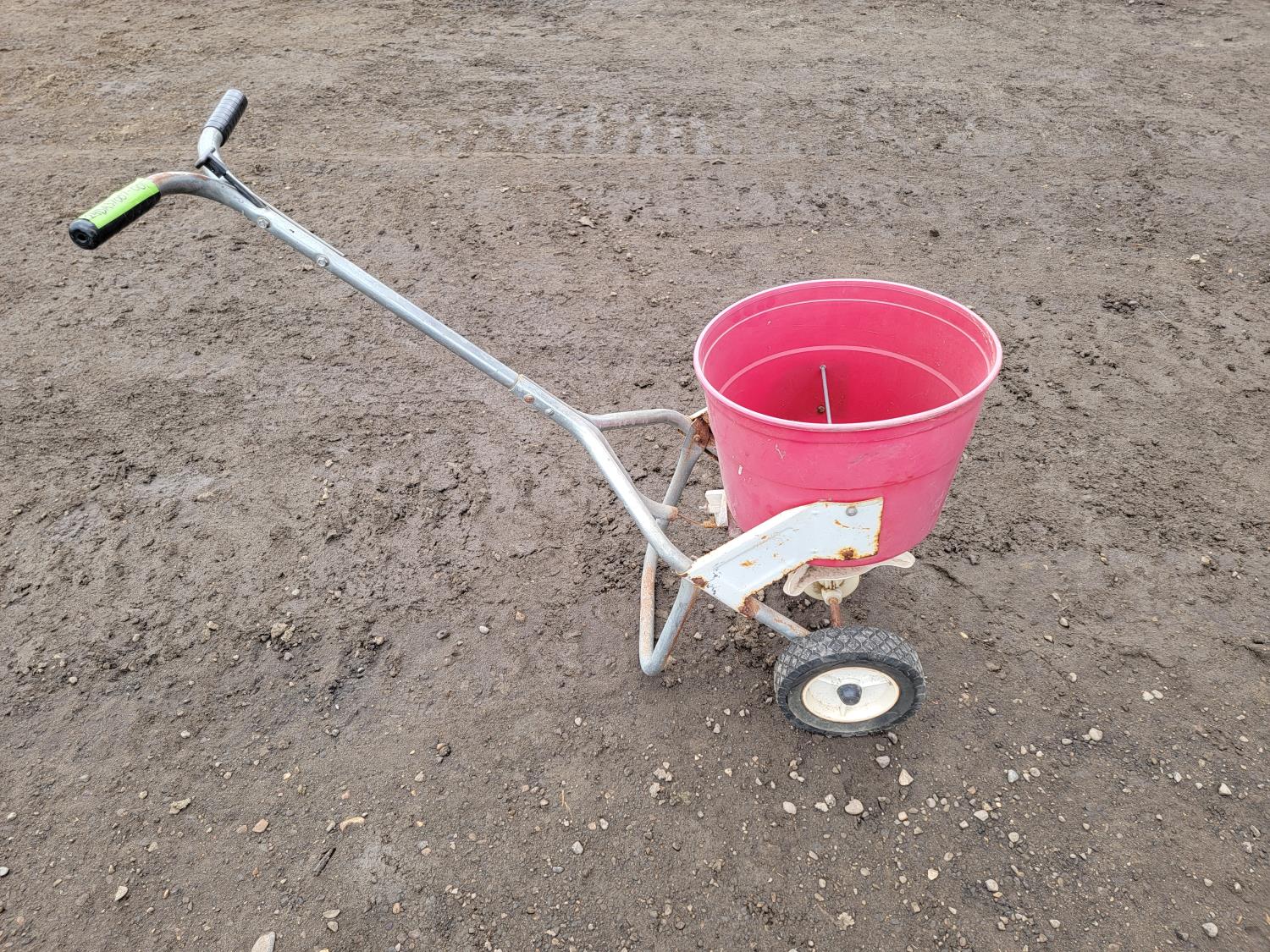 Round 25 lb Fertilizer Spreader [24DA37007-001] | Team Auctions
