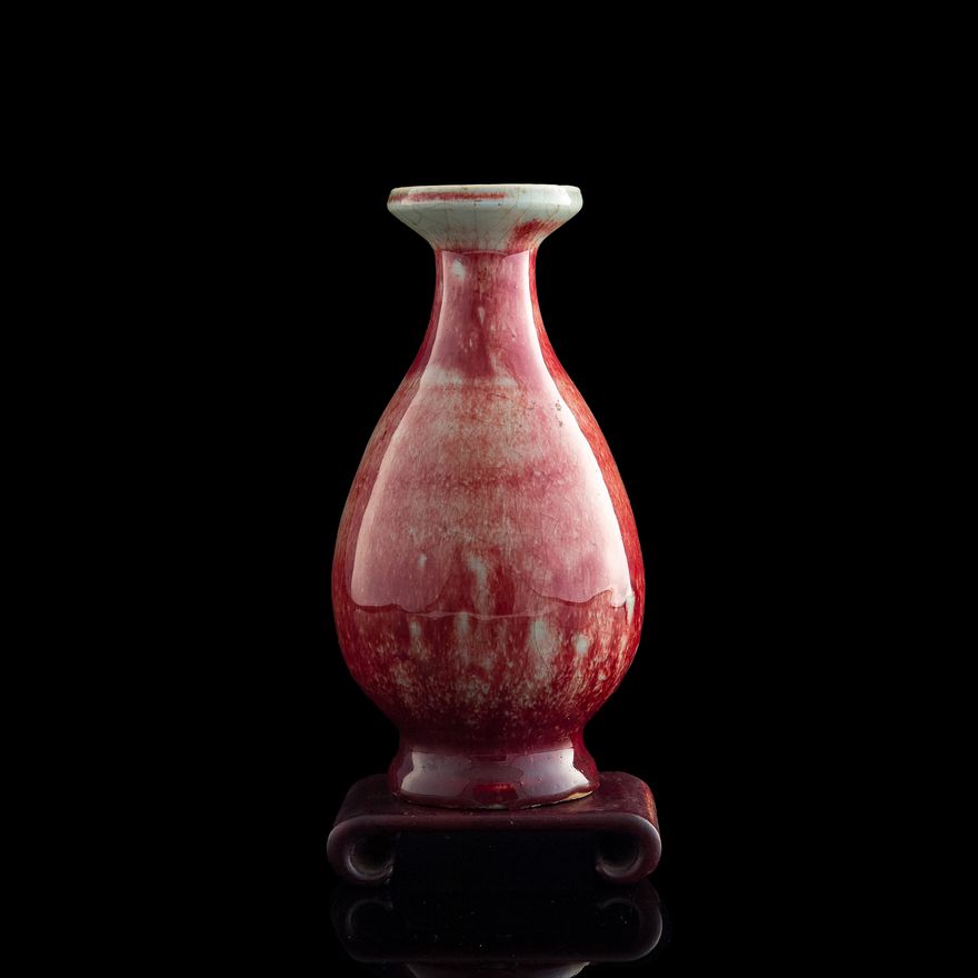 十九世紀 紅釉盤口瓶（附木座） A Chinese red-glazed dish-mouthed vase, 19th century