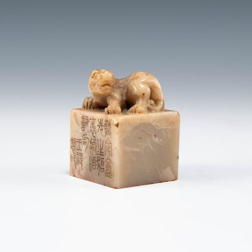 十九世紀 壽山石獸紐印章 A Chinese soapstone beast seal, 19th century