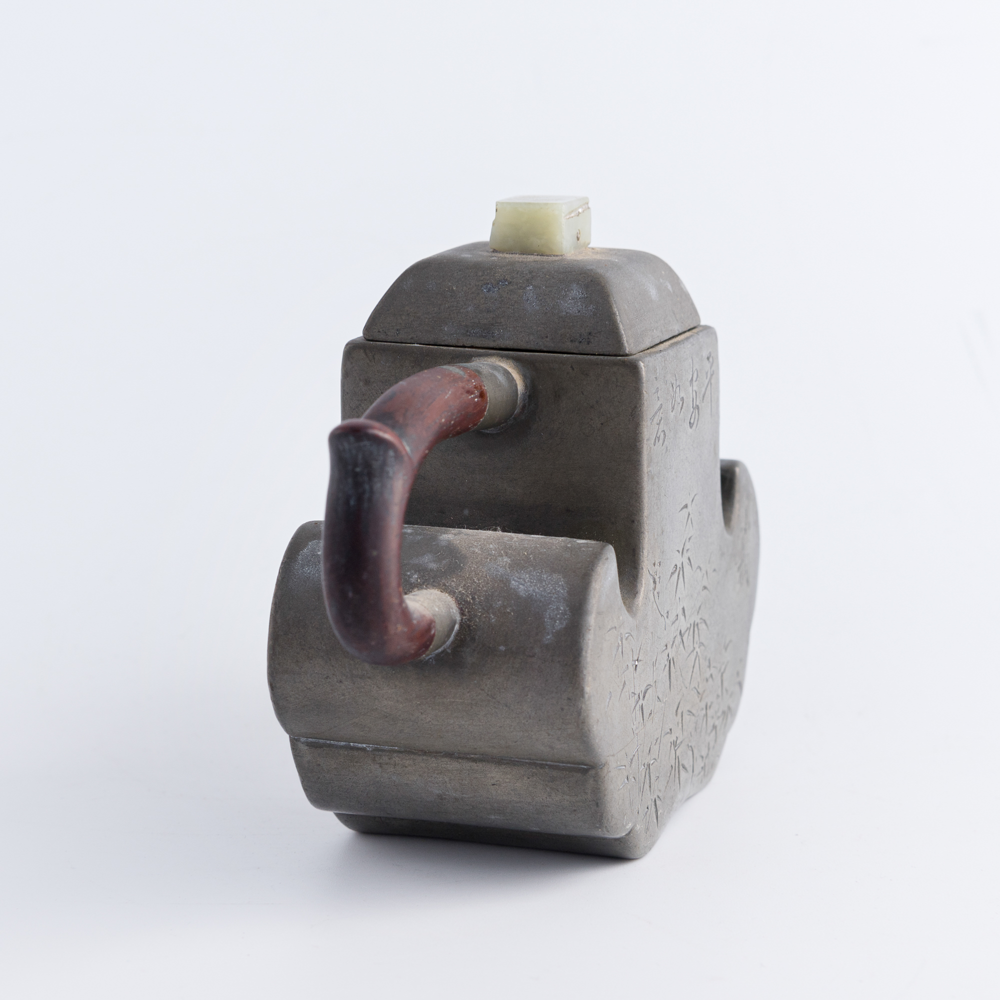 十九世紀早錫包紫砂壺A Chinese pewter encased zisha teapot