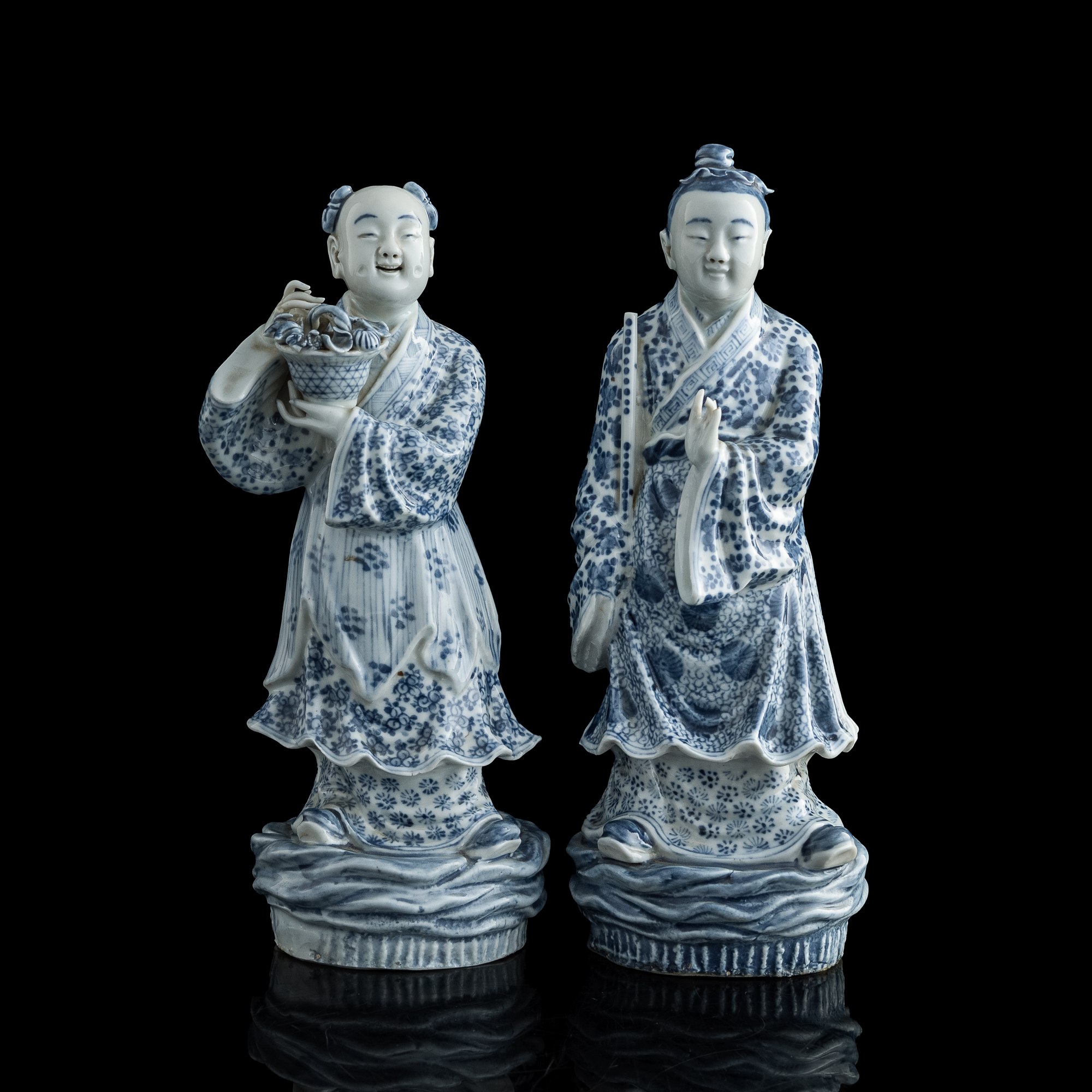 民國鄧榮昌造青花八仙人物兩尊Two Chinese blue and white