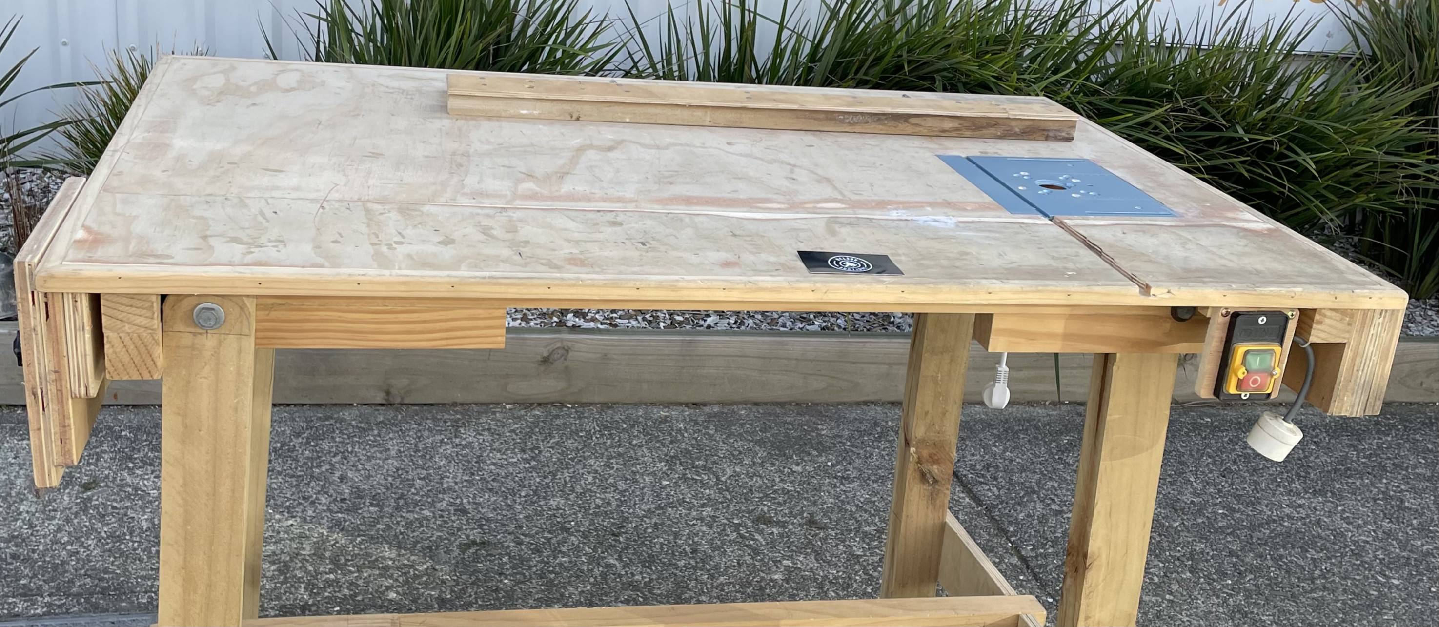Router Table incl router lift base + power — sold at auction in New Zealand for $25