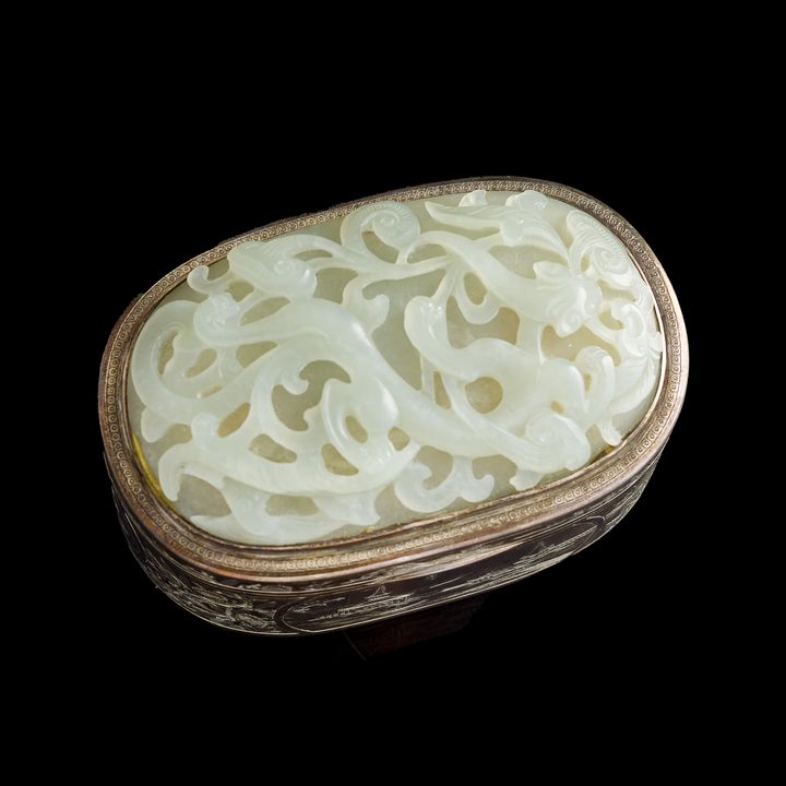 十八世紀 玉雕螭龍瓦子 A Chinese carved jade 'chilong' plaque, 18th century