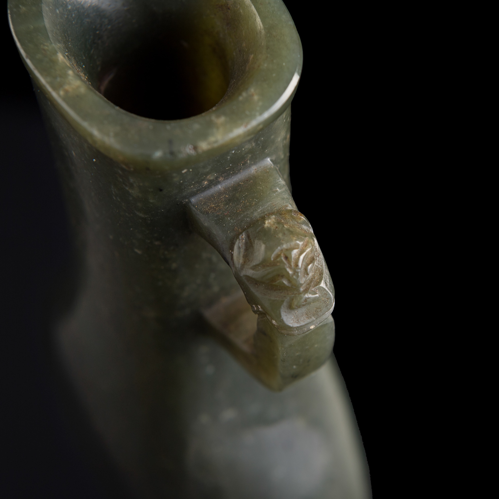 明代青玉雙耳瓶A Chinese carved celadon jade double-handle 明代青玉雙耳瓶A Chinese carved celadon jade double-handle