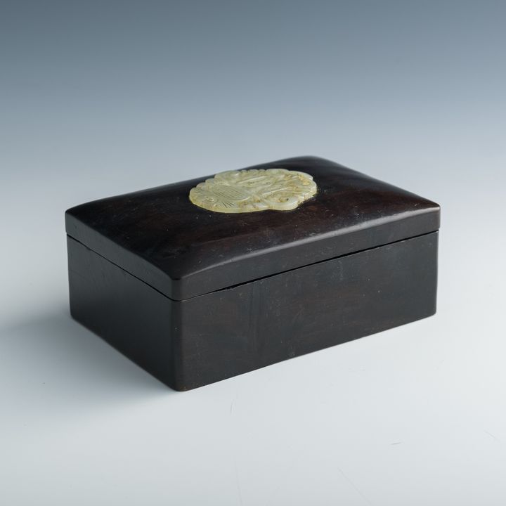 十九世紀 玉花藍片嵌硬木蓋盒 A Chinese 'floral' jade-inlaid hardwood lidded box, 19th century