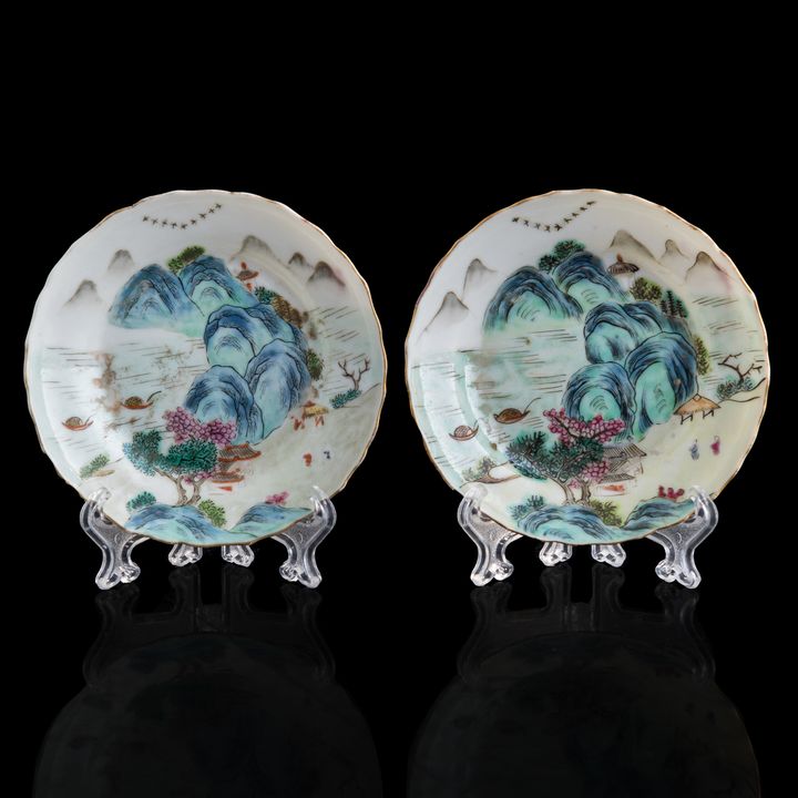 清道光 粉彩山水小盤一對(附錦盒) A pair of Chinese famille rose 'landscape' dishes, Daoguang period, Qing dynasty