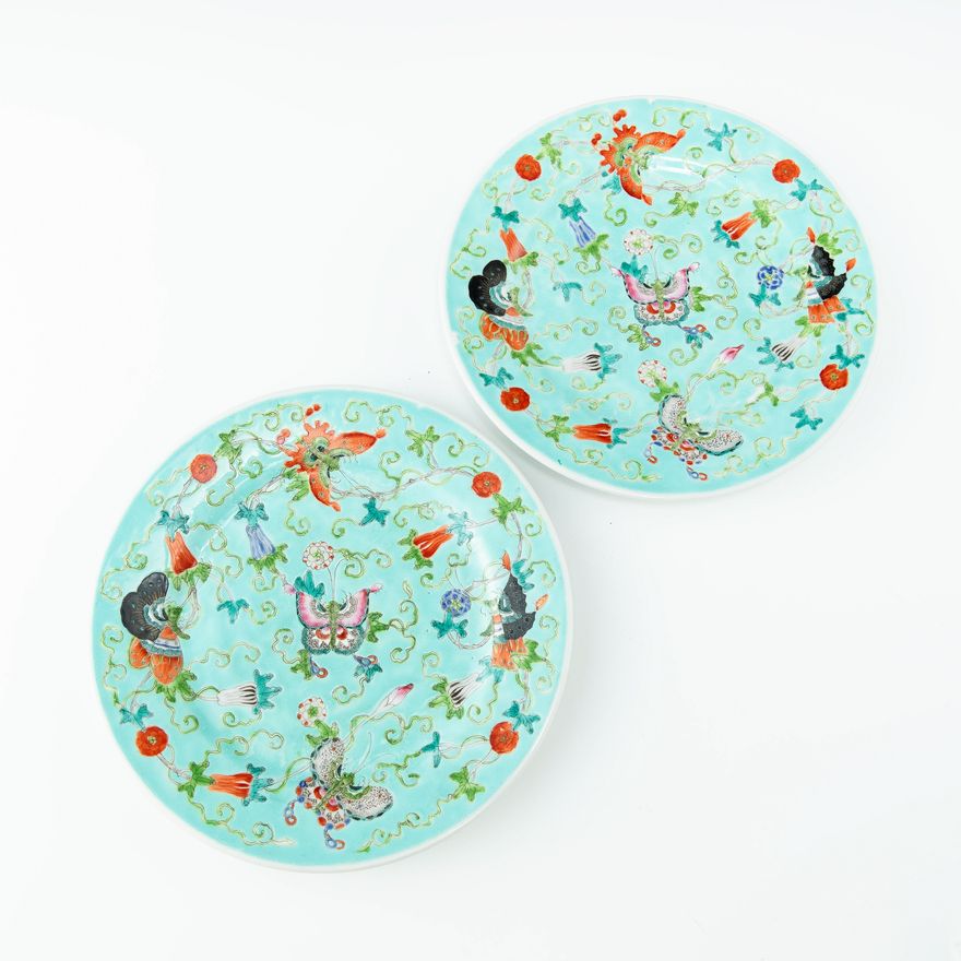 民國 綠地瓜蝶紋盤一對 A pair of Chinese green-ground famille rose 'butterfly' plates, Republic period