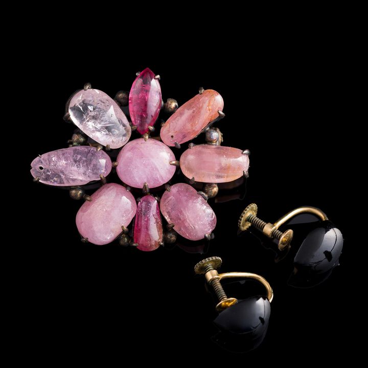 鑲碧璽胸針及寶石耳環一對 A tourmaline brooch and a pair of precious stone earrings