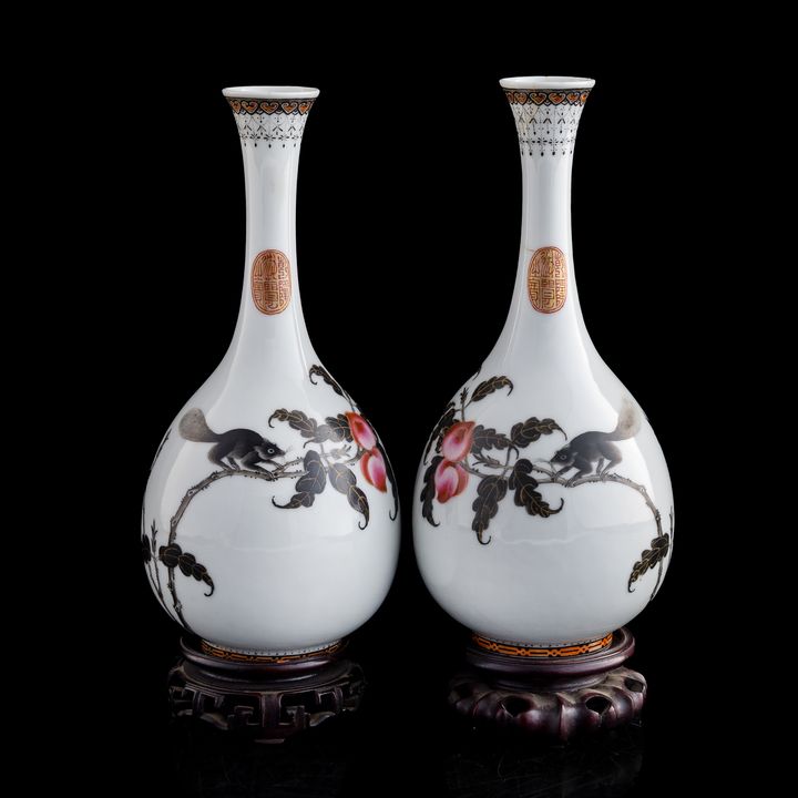 民國 仿琺瑯彩桃詩文瓶一對(均附座) A pair of Chinese falangcai-style vases, Republic period