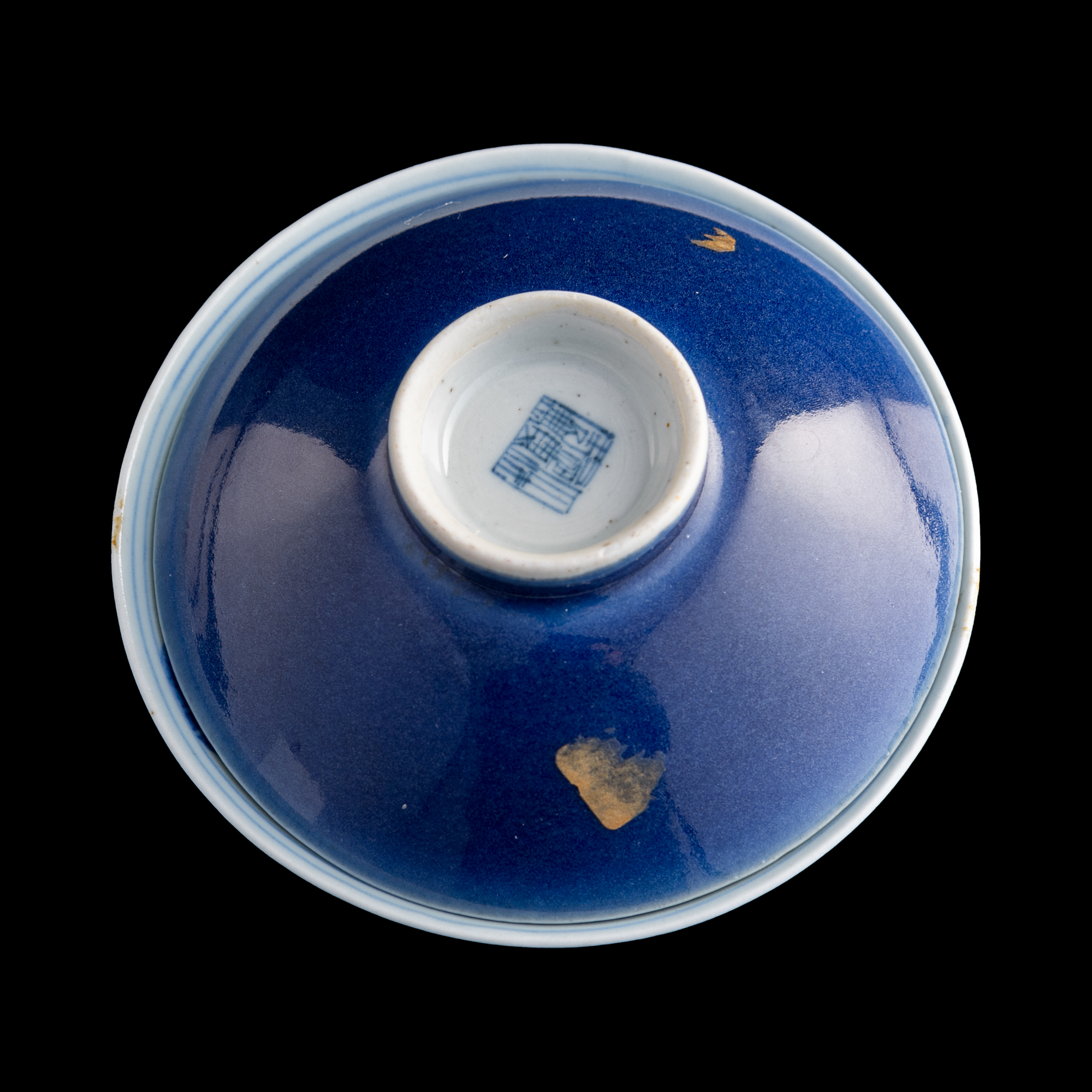 清嘉慶外霽藍釉內青花鱖魚紋蓋碗A Chinese blue-glazed lidded