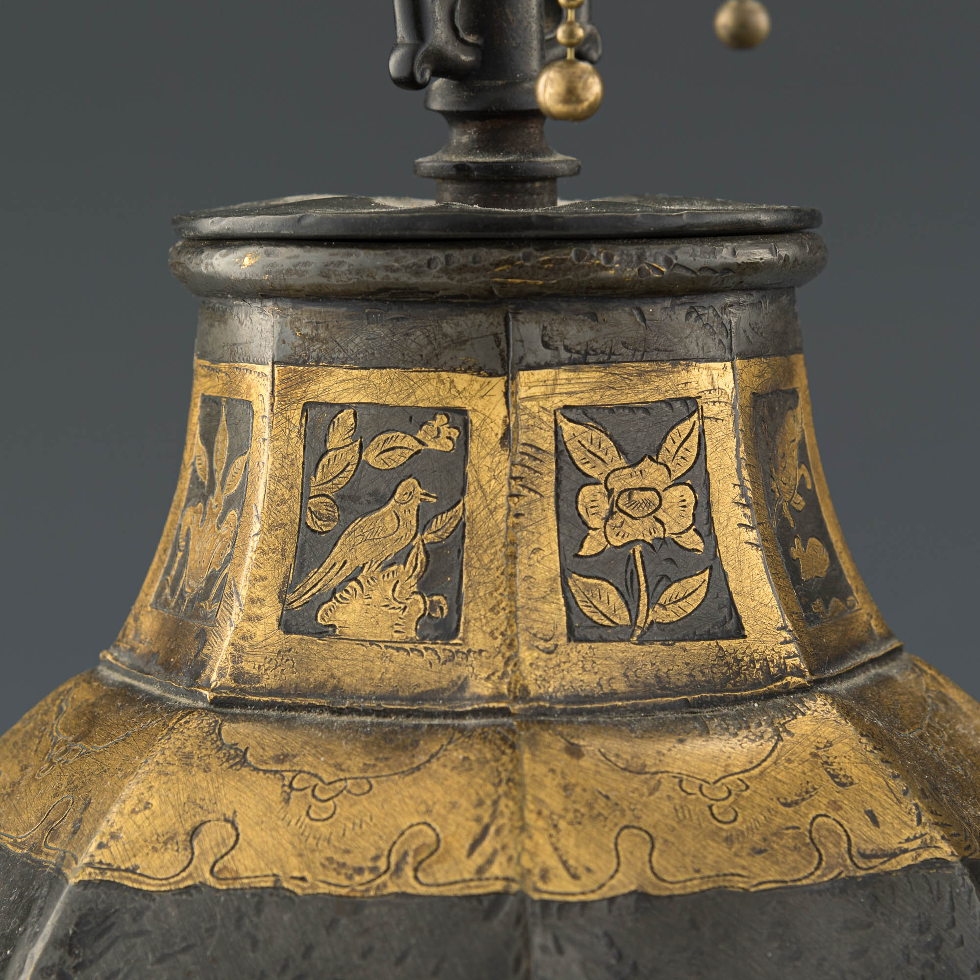 錫　瓶敷　皿　瓶座 骨董古美術 十九世紀錫鎏金瓶改臺燈一對A pair of Chinese gilt-tin vase