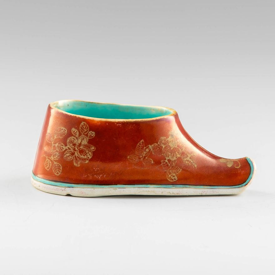 十九世紀早   粉彩春宮鞋形水盂 A Chinese famille rose shoe-form water coupe, early 19th century