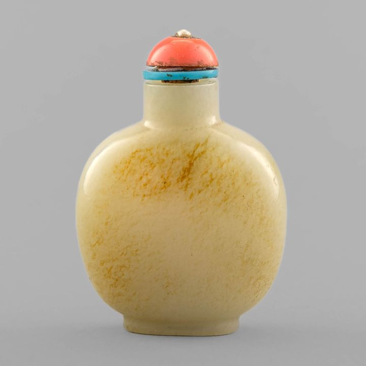 十八世紀 白玉留皮鼻煙壺 A Chinese white jade snuff bottle, 18th century