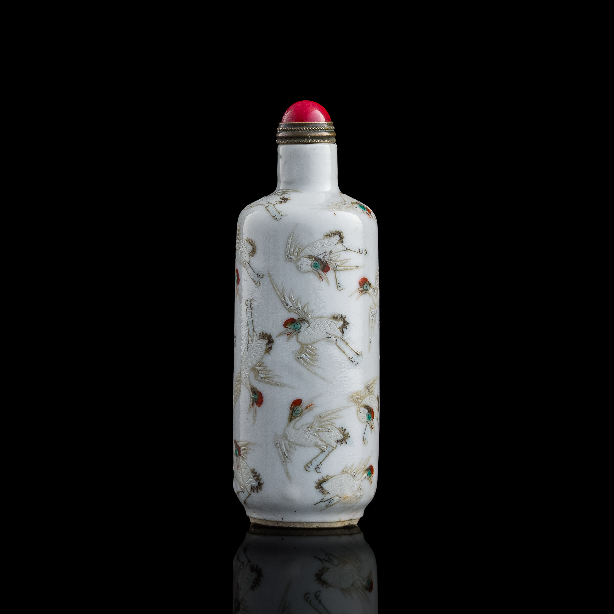 十九世紀粉彩百鶴圖鼻煙壺A Chinese famille rose 'hundred cranes
