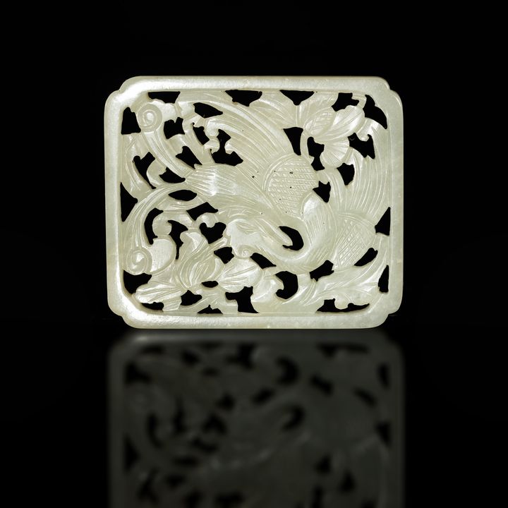 明代 玉鏤雕鳳穿花佩 A carved jade plaque with phoenix, Ming dynasty