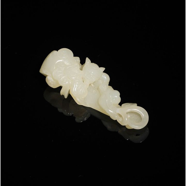 十八/十九世紀 白玉雕螭龍如意形掛墜 A Chinese white jade toggle carved with chilong, 18th/19th century