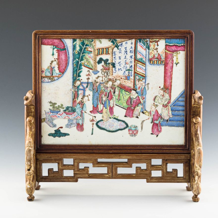 十九世紀   粉彩人物瓷板臺屏 A Chinese famille rose table screen, 19th century