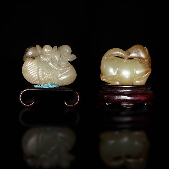 18/19世紀 玉雕鴛鴦及臥馬掛墜兩件 A Chinese carved jade mandarin duck and horse, 18th/19th century