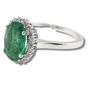Oval-shaped Emerald & Diamond Ring in 18ct White Gold