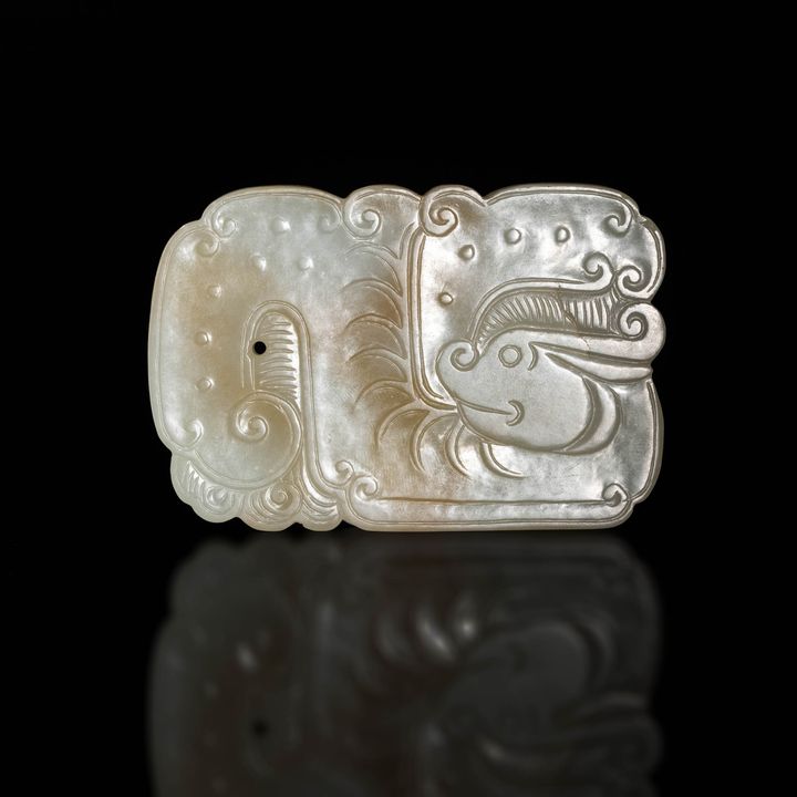十八世紀 玉雕螭龍紋佩 A Chinese white jade chilong plaque, 18th century