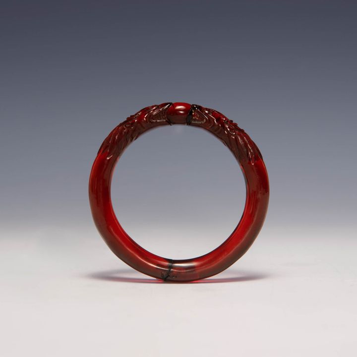 十八/十九世紀 琥珀雙龍戲珠手鐲 A Chinese amber dragon bangle, 18th/19th century