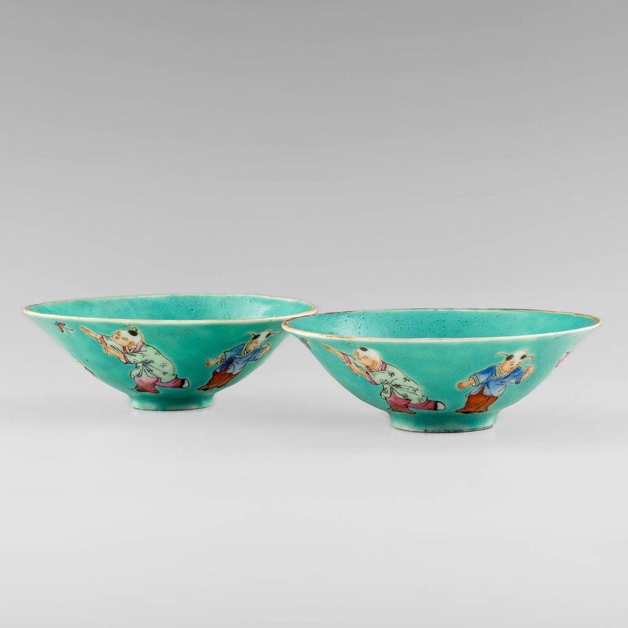 民國 綠地粉彩嬰戲碗一對 A pair of Chinese turquoise-ground famille rose bowls, Republic period