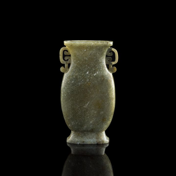 十八世紀 玉雕雙耳瓶 A Chinese carved jade vase, 18th century