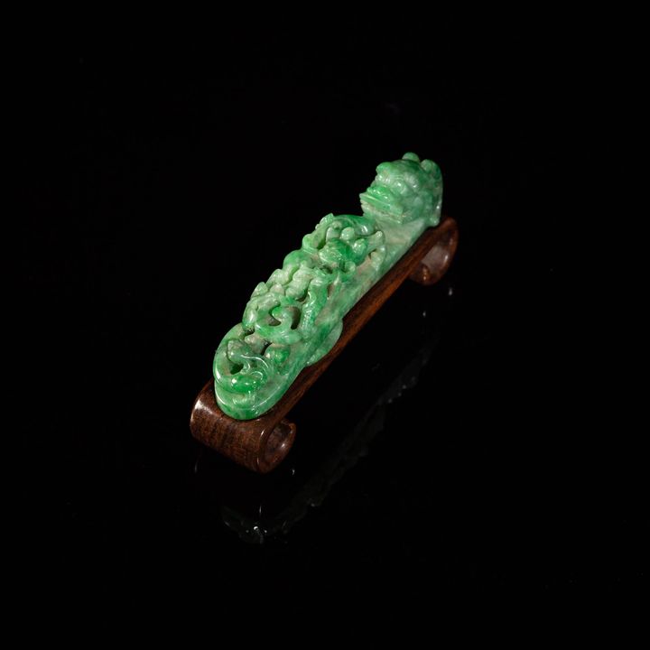 清代 翡翠龍勾 A Chinese jadeite dragon hook, Qing dynasty