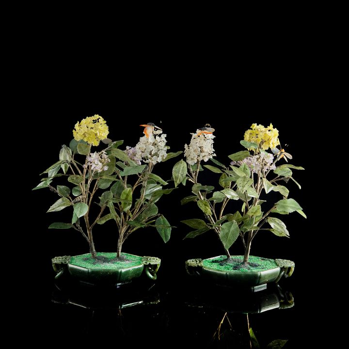 十九世紀早 碧玉雙耳洗盆景一對 A pair of Chinese precious stone carved plants in spinach jade jardinieres, early 19th century